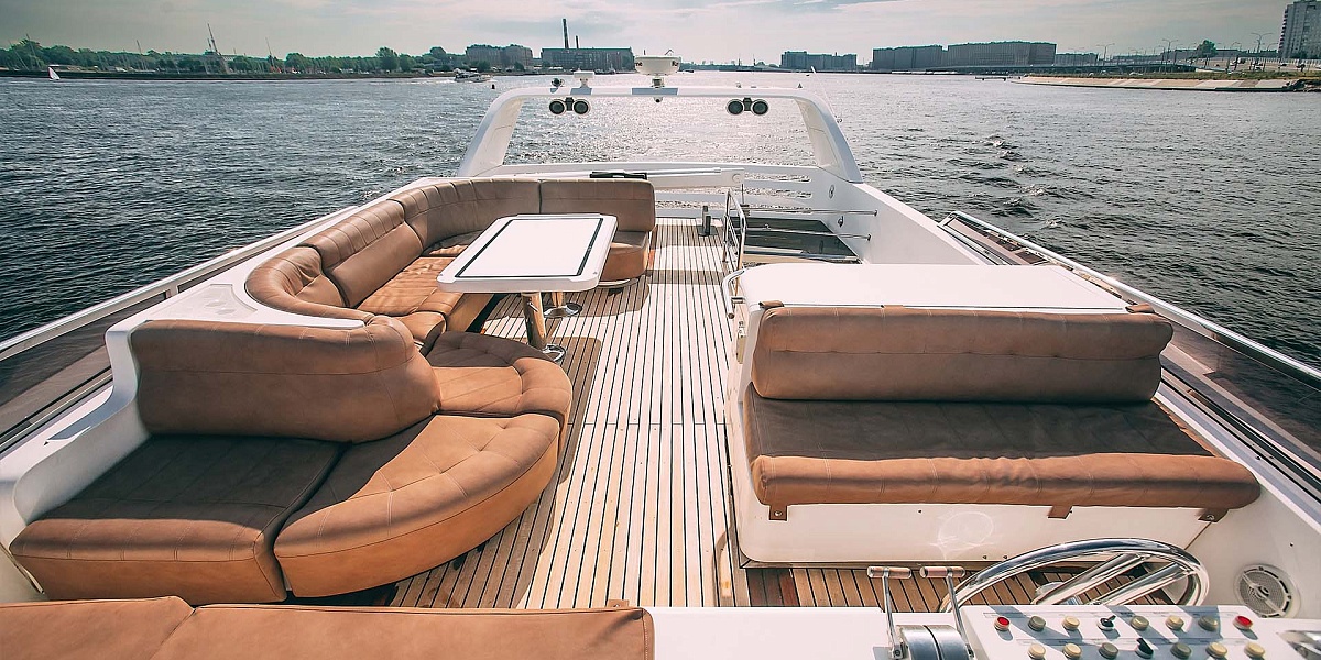 Аренда моторной яхты Elegance 65 в Санкт-Петербурге - флайбридж