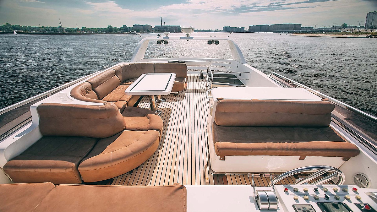 Аренда моторной яхты Elegance 65 в Санкт-Петербурге - флайбридж