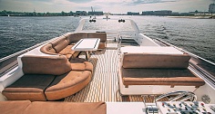 Аренда моторной яхты Elegance 65 в Санкт-Петербурге - флайбридж