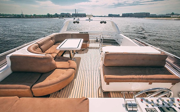 Аренда моторной яхты Elegance 65 в Санкт-Петербурге - флайбридж