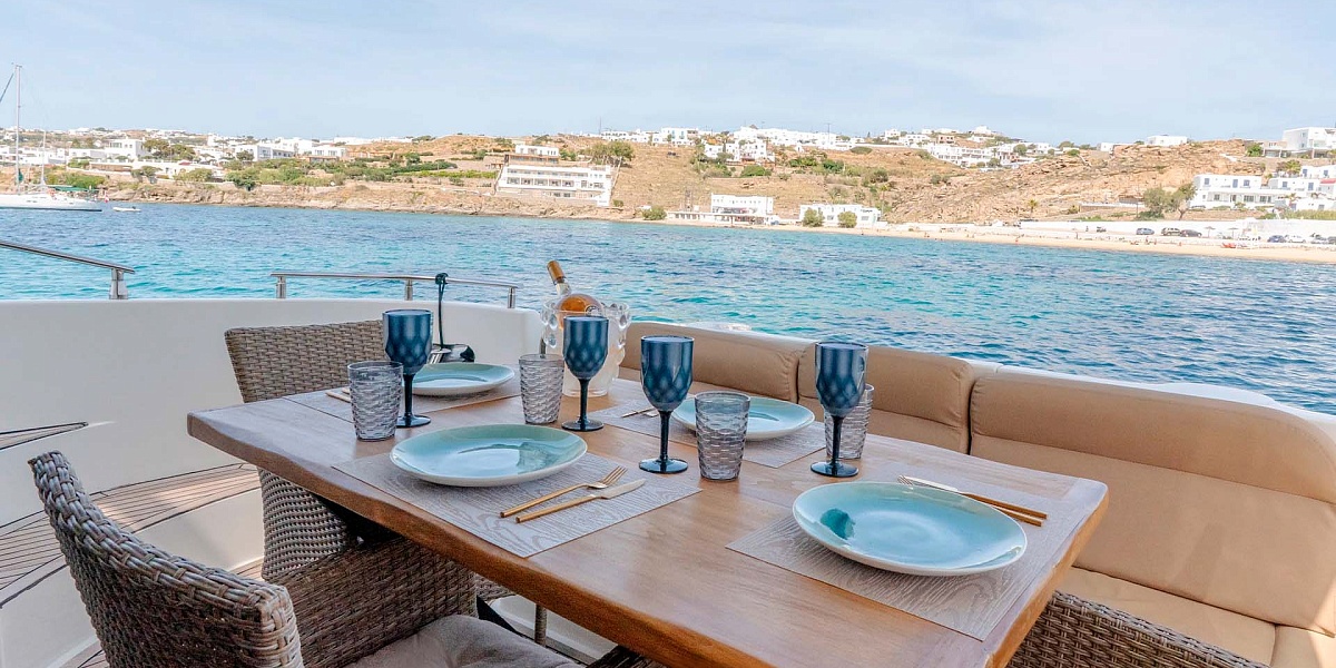 Аренда яхты Azimut 58 Limaya на Миконосе - стол на корме