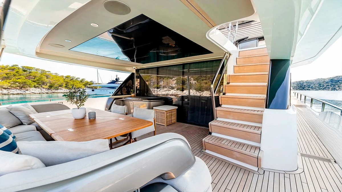 Лаунж-зона на корме яхты Princess 85 Vista в Афинах
