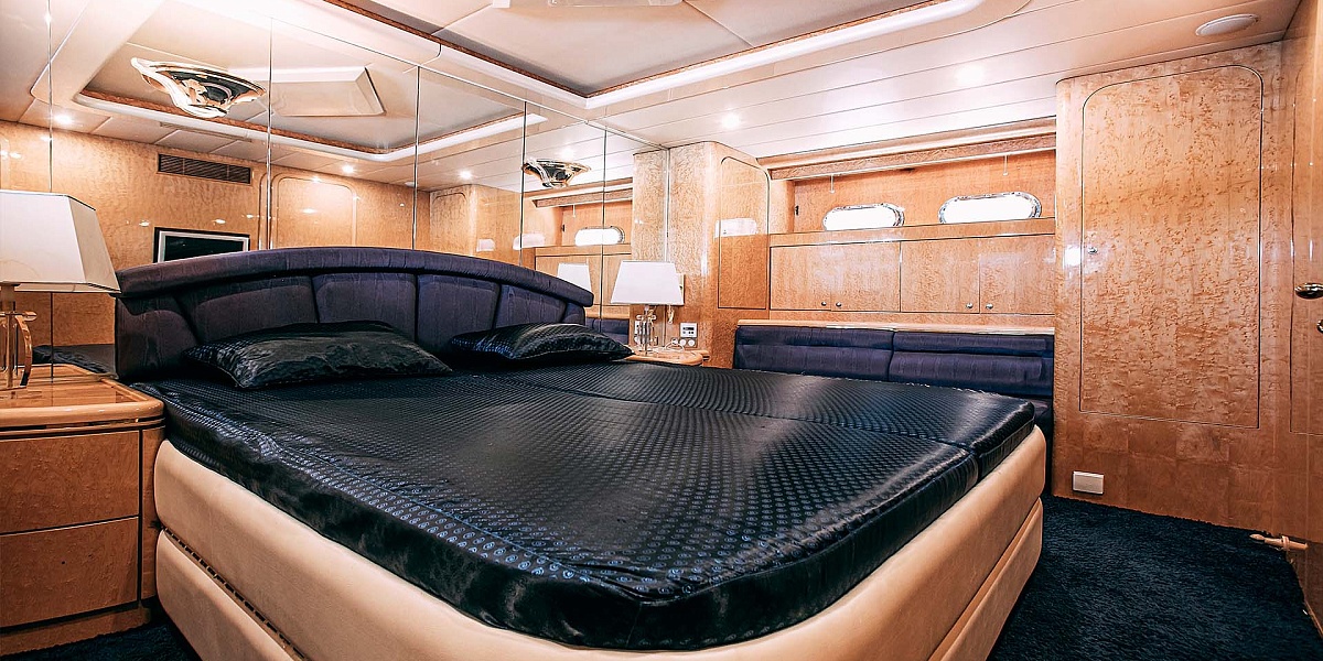 Аренда моторной яхты Elegance 65 в Санкт-Петербурге - мастер каюта