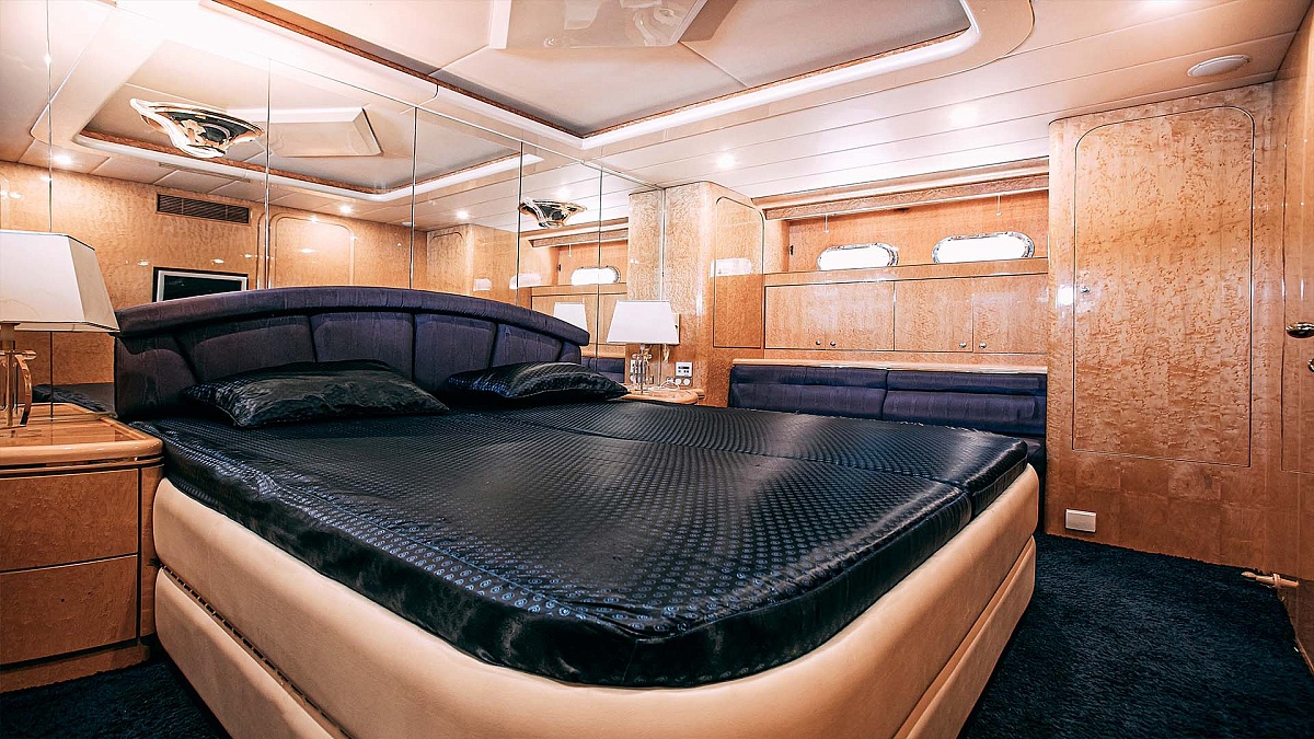 Аренда моторной яхты Elegance 65 в Санкт-Петербурге - мастер каюта