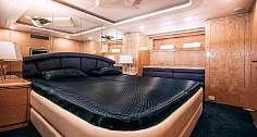 Аренда моторной яхты Elegance 65 в Санкт-Петербурге - мастер каюта