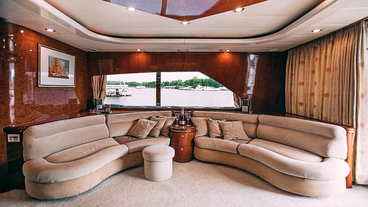 Аренда моторной яхты Elegance 65 в Санкт-Петербурге - диван в салоне