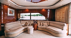 Аренда моторной яхты Elegance 65 в Санкт-Петербурге - диван в салоне