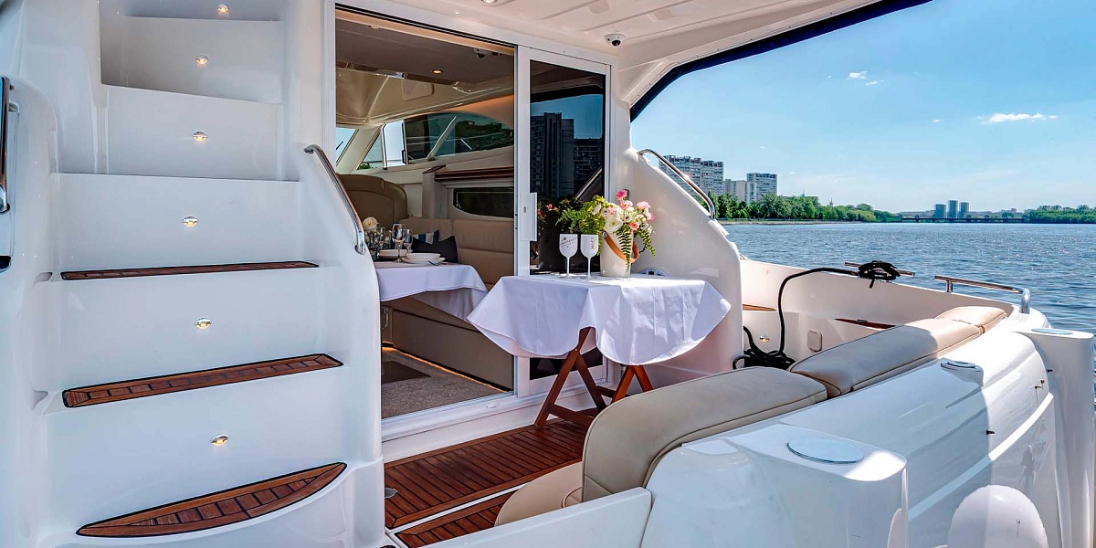 Аренда яхты Fairline Phantom 40 в Москве и Подмосковье - корма