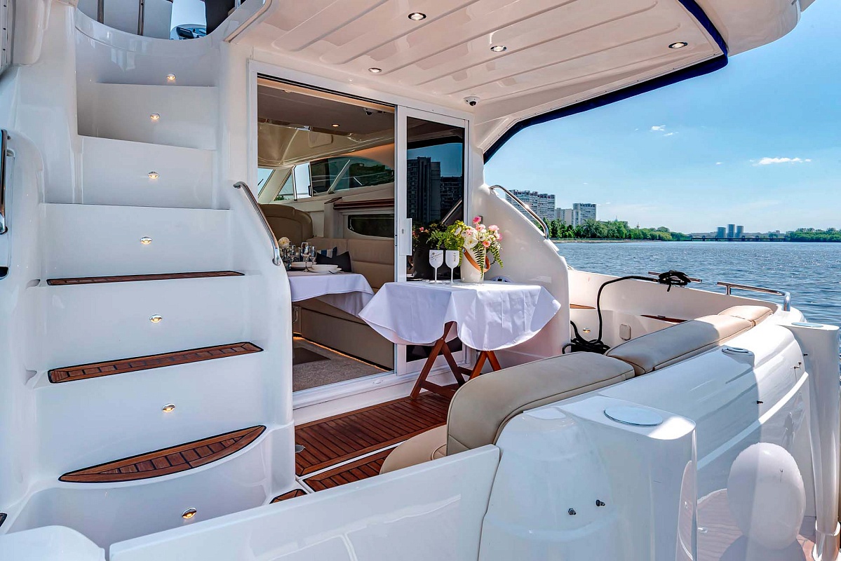 Аренда яхты Fairline Phantom 40 в Москве и Подмосковье - корма