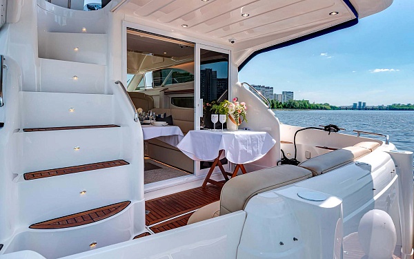 Аренда яхты Fairline Phantom 40 в Москве и Подмосковье - корма