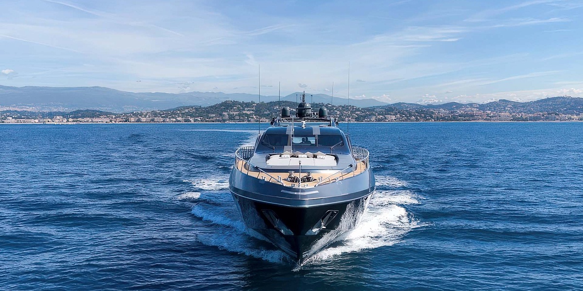 Mangusta 108 JFF вид с носа яхты - аренда яхты во Франции
