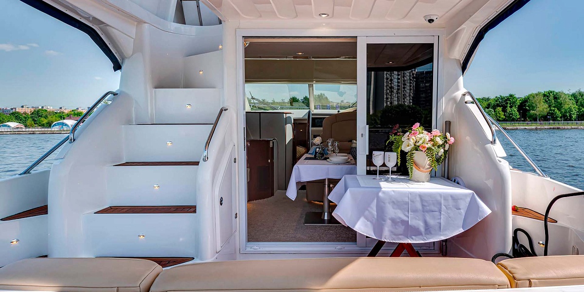 Аренда яхты Fairline Phantom 40 в Москве и Подмосковье - стол на корме