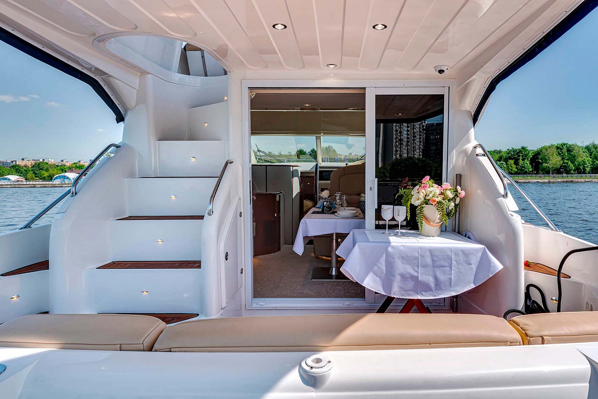 Аренда яхты Fairline Phantom 40 в Москве и Подмосковье - стол на корме
