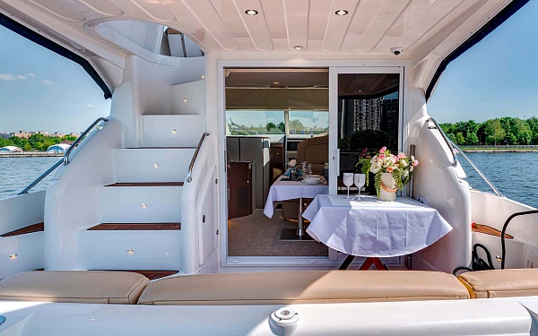 Аренда яхты Fairline Phantom 40 в Москве и Подмосковье - стол на корме