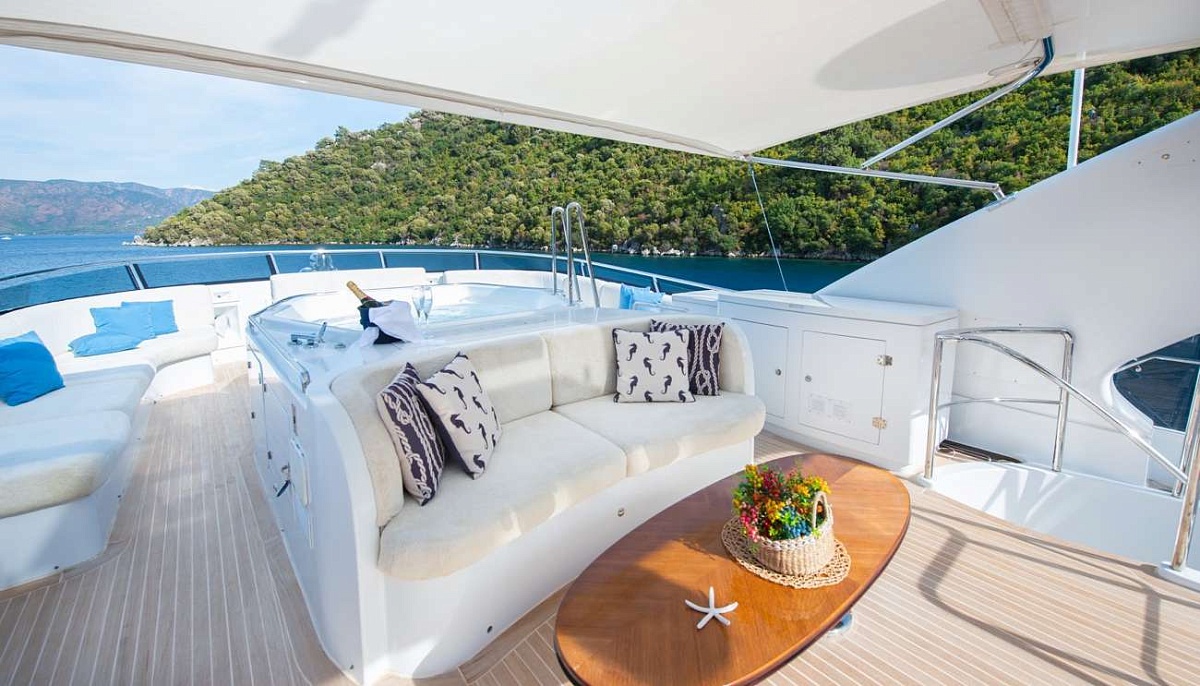 Джакузи на яхте Benetti 115 в Турции