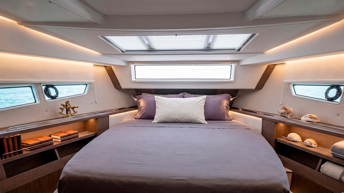 Мастер каюта в Sealine C335