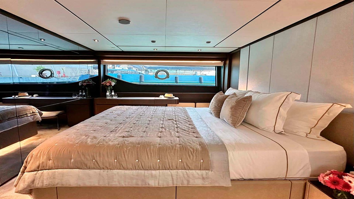 Мастер-каюта на яхте Ferretti 860
