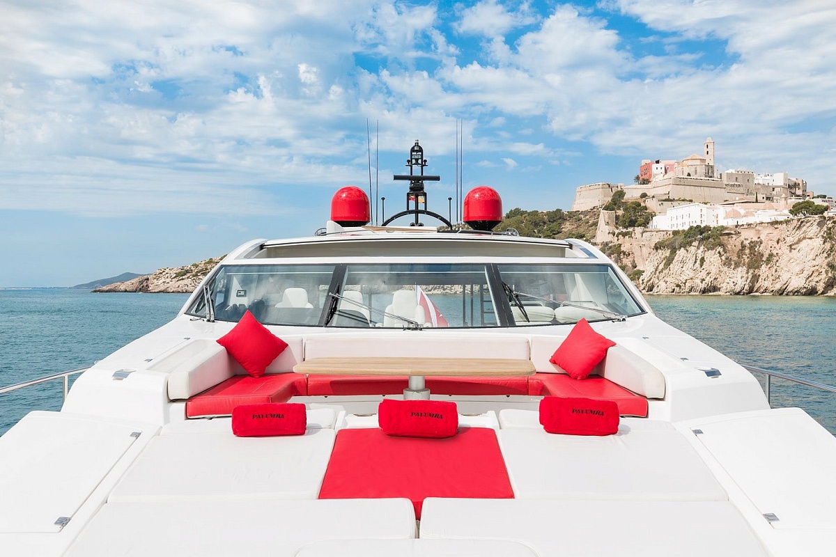 Аренда моторной яхты Sunseeker Predator 84 на Ибице, Балеарские острова - лежаки на носу яхты