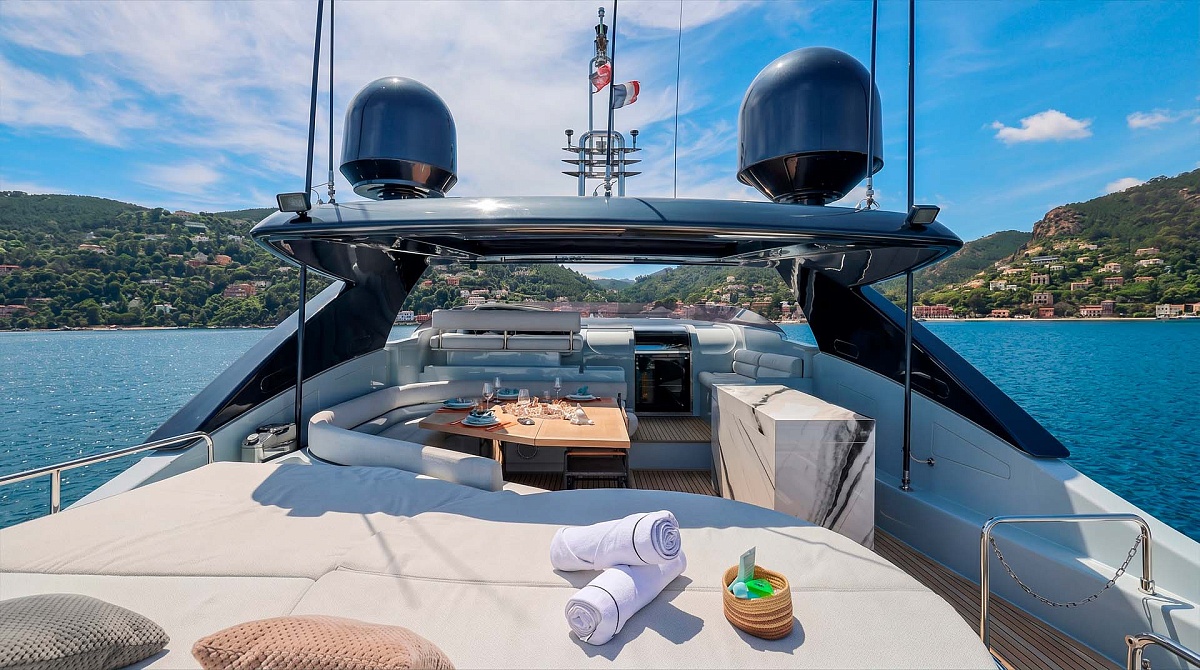 Аренда мега яхты Ferretti 881 во Франции, джакузи на флайбридже