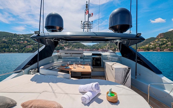 Аренда мега яхты Ferretti 881 во Франции, джакузи на флайбридже