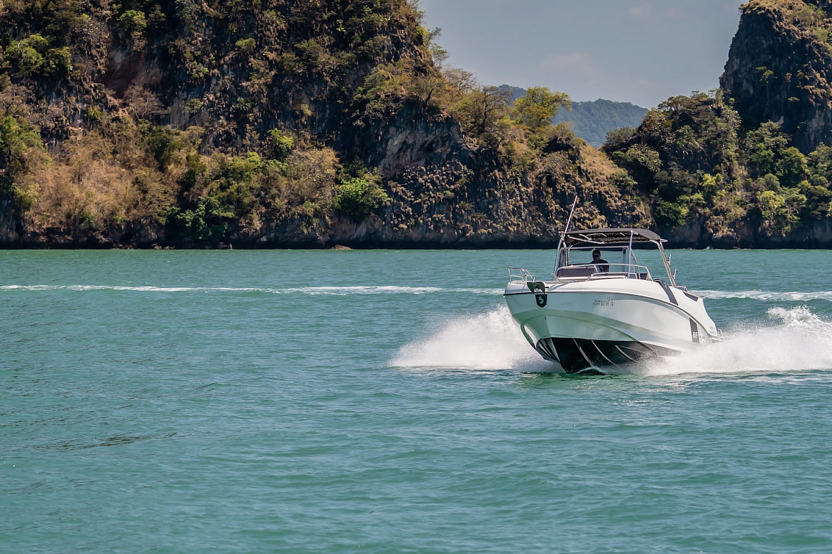 Аренда моторного катера Beneteau Flyer 8.8 NAUTI ONE на Пхукете, Таиланд