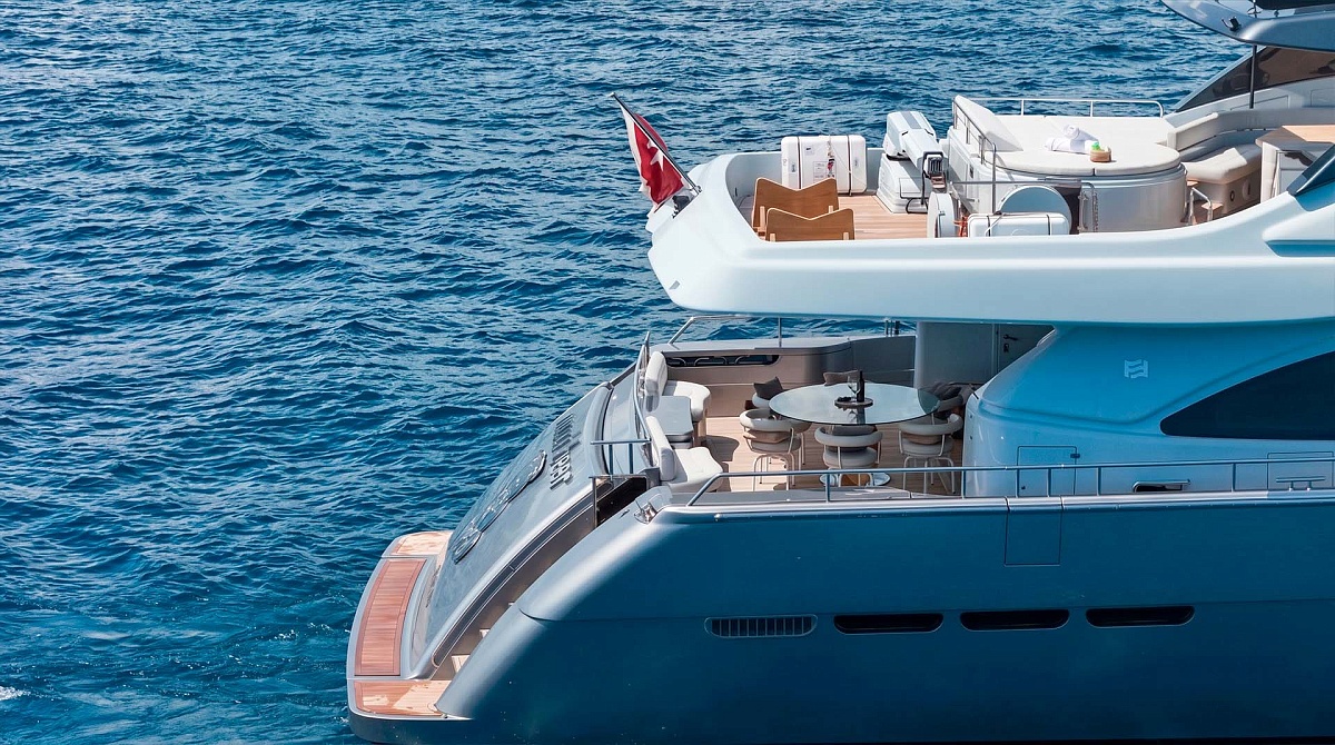 Аренда мега яхты Ferretti 881 во Франции, вид сбоку