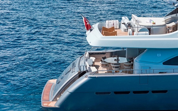 Аренда мега яхты Ferretti 881 во Франции, вид сбоку