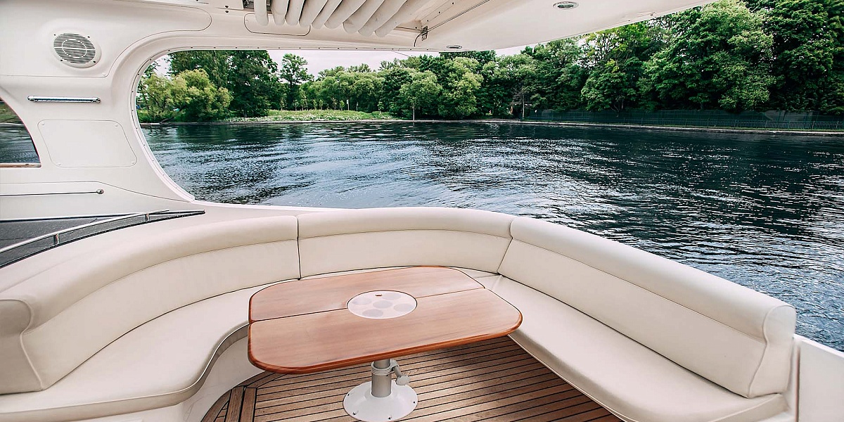 Аренда каютного катера Nordic 38 в Санкт-Петербурге - диван в кокпите