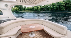 Аренда каютного катера Nordic 38 в Санкт-Петербурге - диван в кокпите