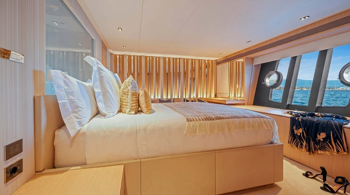 Аренда мега яхты Ferretti 881 во Франции, мастер-каюта