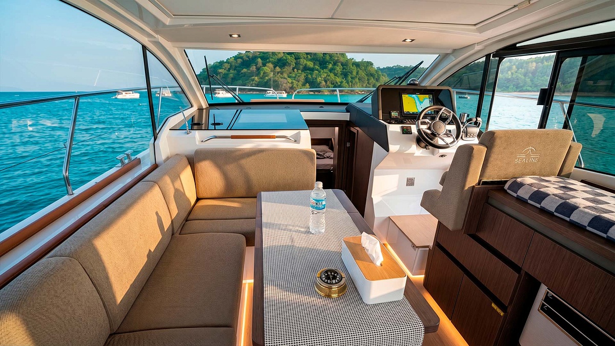 Салон  Sealine C335