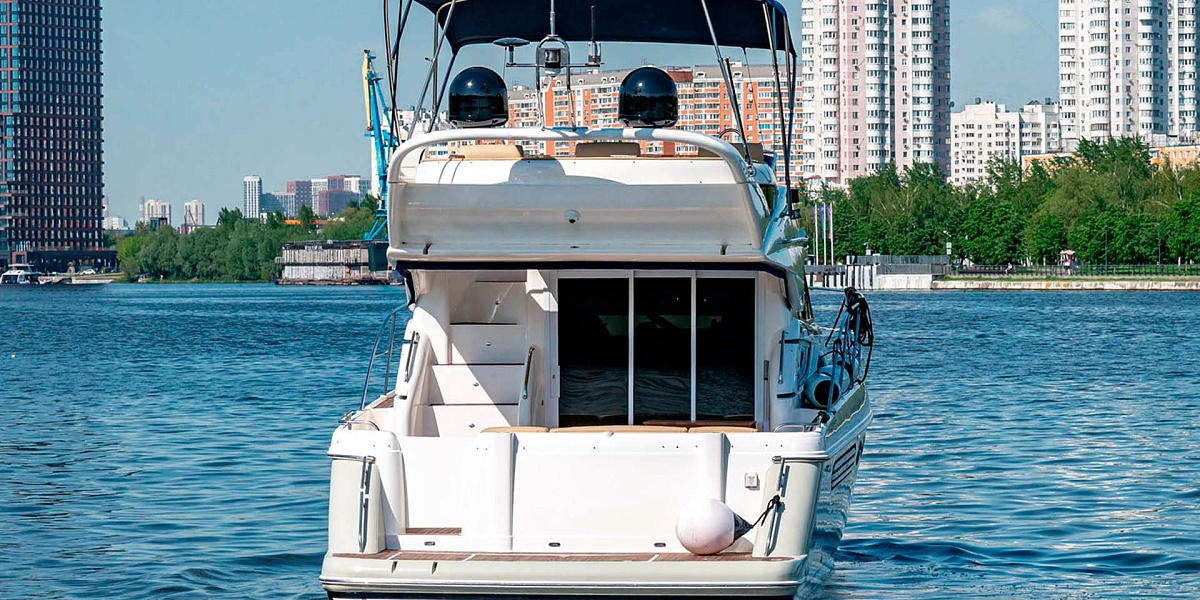 Аренда яхты Fairline Phantom 40 в Москве и Подмосковье - вид с кормы