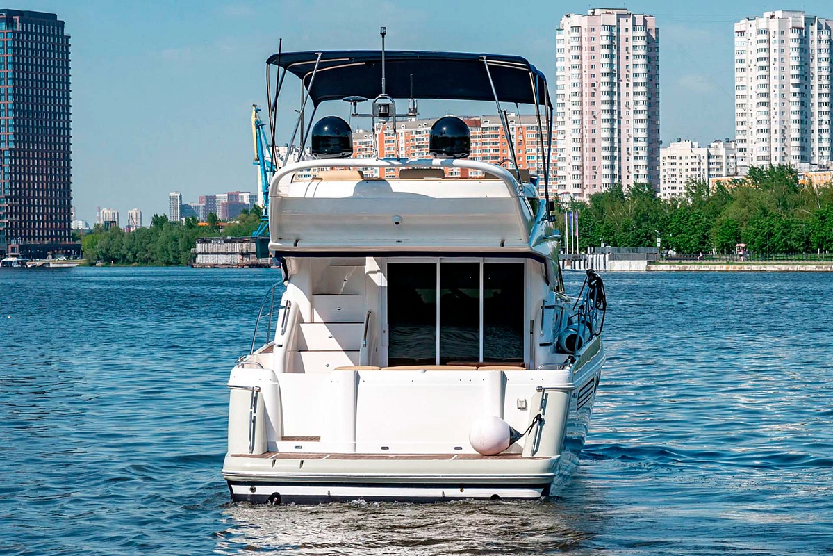 Аренда яхты Fairline Phantom 40 в Москве и Подмосковье - вид с кормы