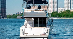 Аренда яхты Fairline Phantom 40 в Москве и Подмосковье - вид с кормы