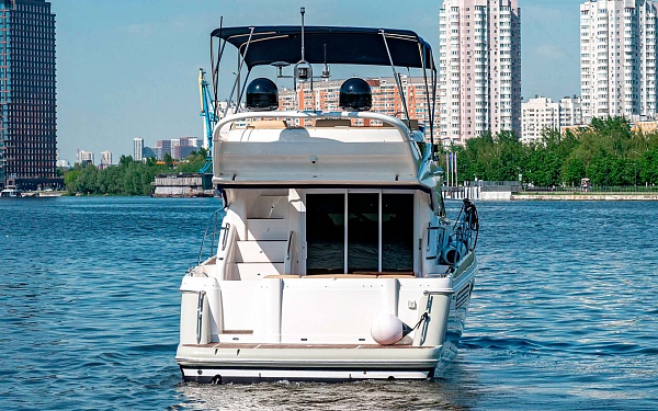 Аренда яхты Fairline Phantom 40 в Москве и Подмосковье - вид с кормы
