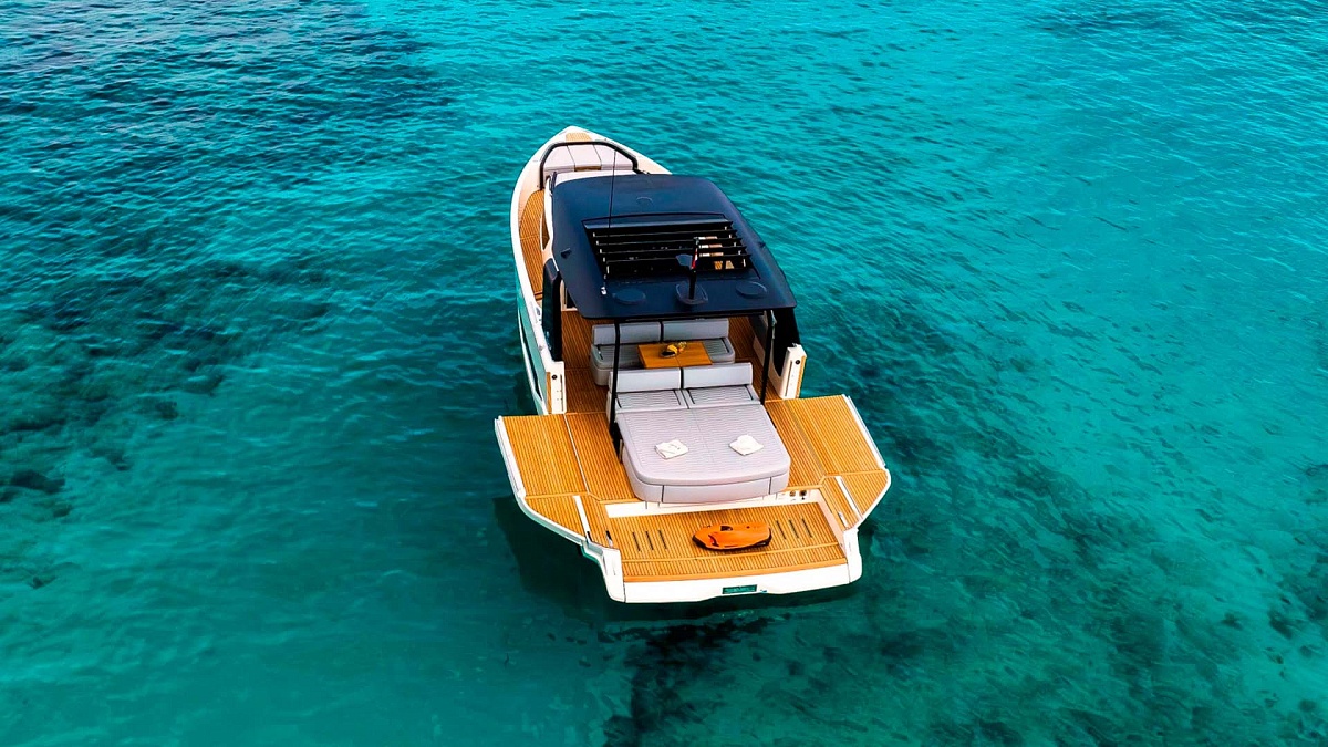 Бич-клаб на яхте Cranchi A46 Luxury Tender во Франции