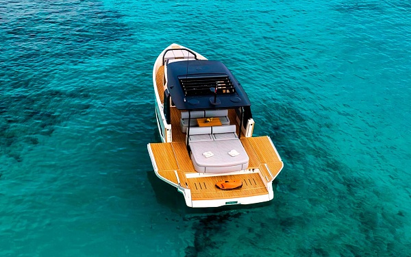 Бич-клаб на яхте Cranchi A46 Luxury Tender во Франции