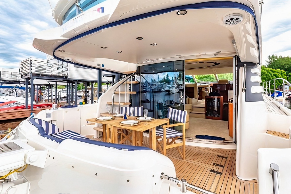 Аренда моторной яхты Fairline Squadron 58 Prima Vera в Москве