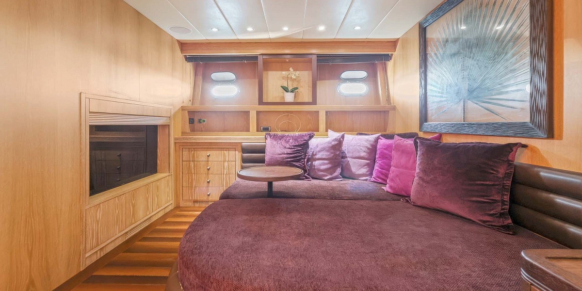 Mangusta 108 JFF диваны в каюте - аренда мега яхты во Франции