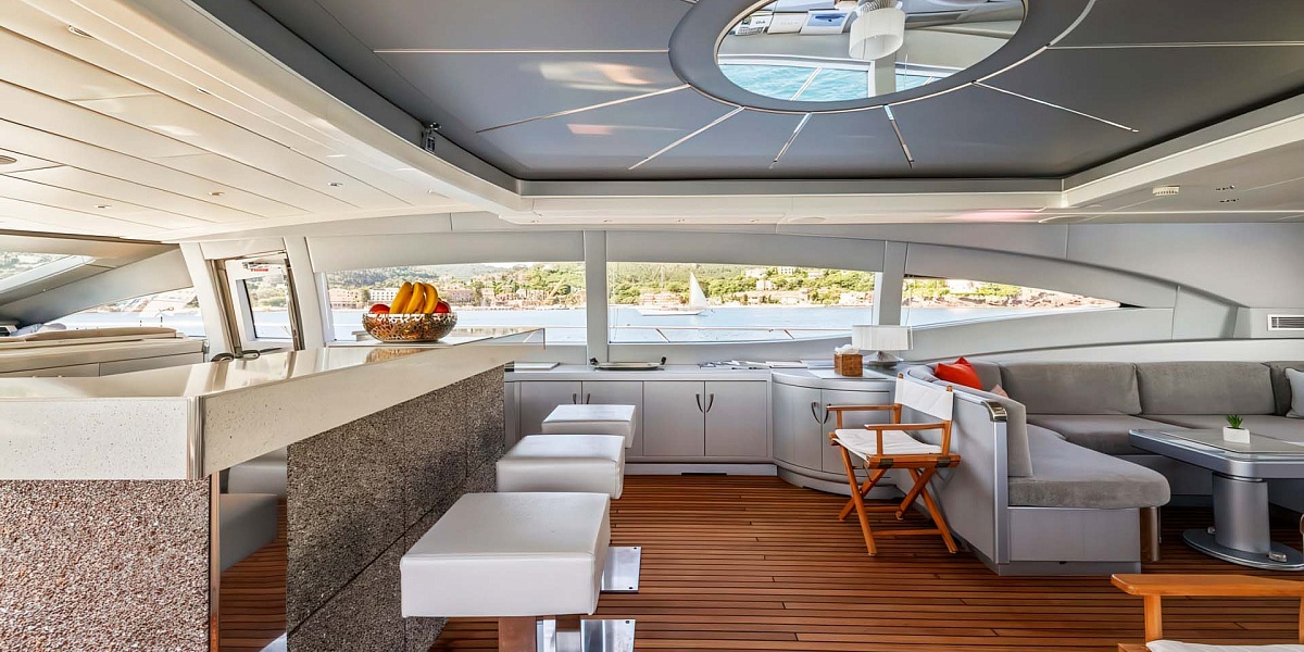 Mangusta 108 JFF барная стойка в салоне - аренда мега яхты во Франции