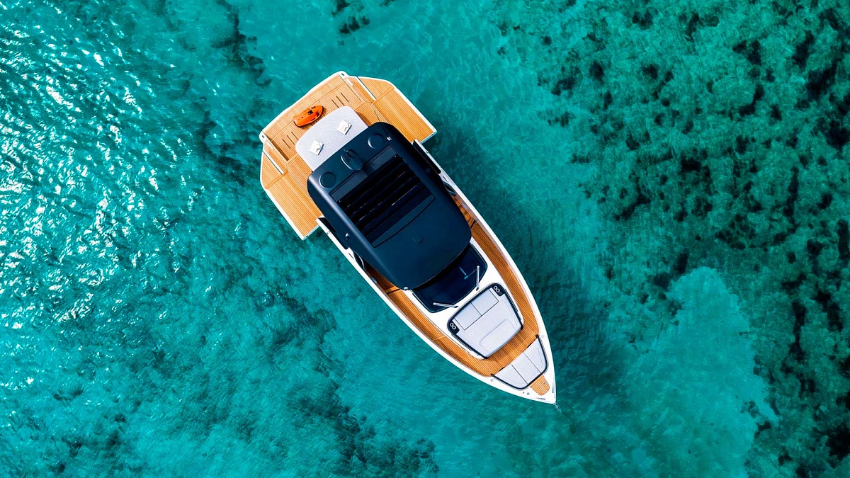 Откидные борта на яхте Cranchi A46 Luxury Tender во Франции