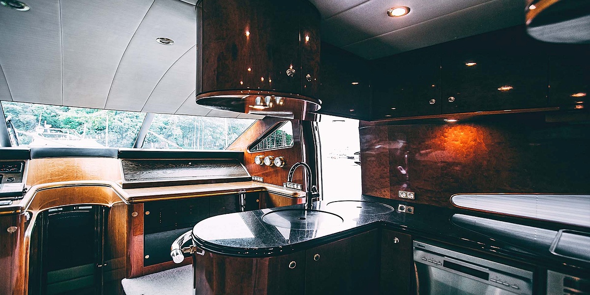 Аренда моторной яхты Elegance 65 в Санкт-Петербурге - камбуз