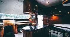Аренда моторной яхты Elegance 65 в Санкт-Петербурге - камбуз