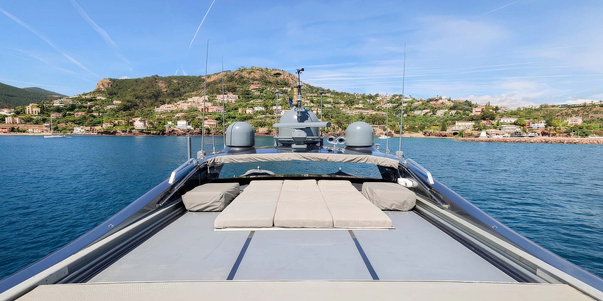 Mangusta 108 JFF лежаки на крыше - аренда мега яхты во Франции