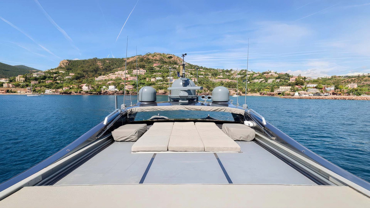Mangusta 108 JFF лежаки на крыше - аренда мега яхты во Франции