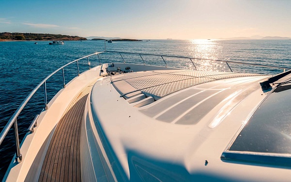 Аренда яхты Ferretti 68 на Миконосе - лежаки на носу