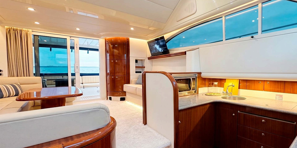Аренда яхты Fairline Phantom 40 в Москве и Подмосковье - кухня