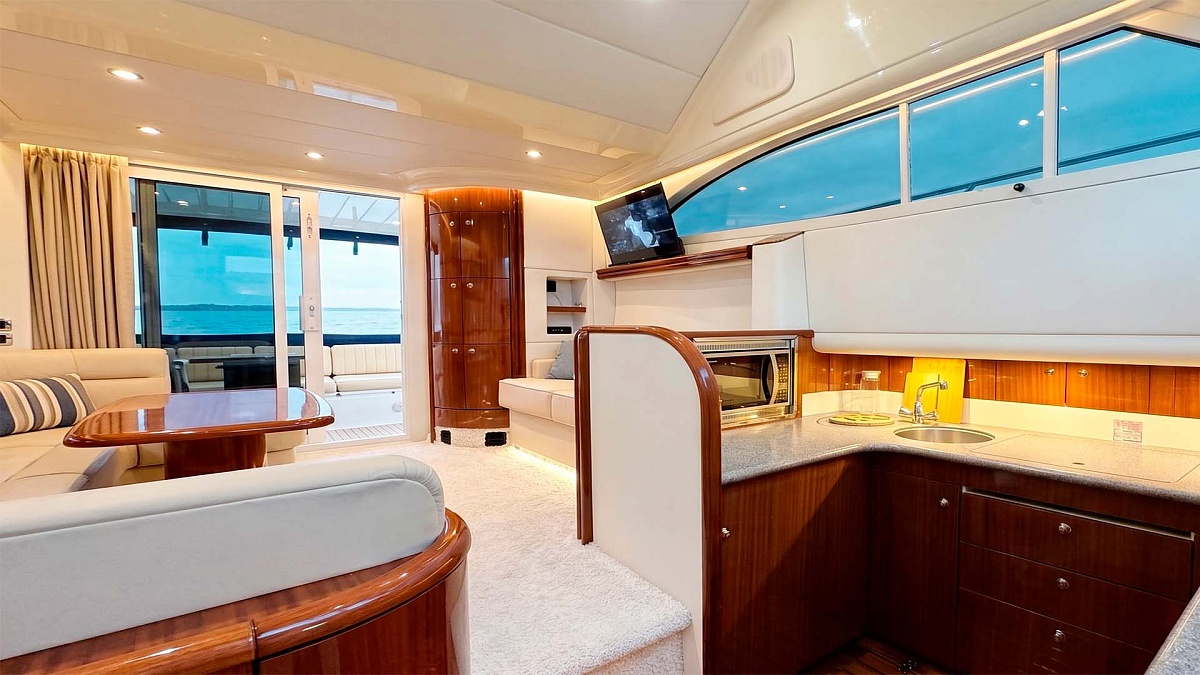 Аренда яхты Fairline Phantom 40 в Москве и Подмосковье - кухня