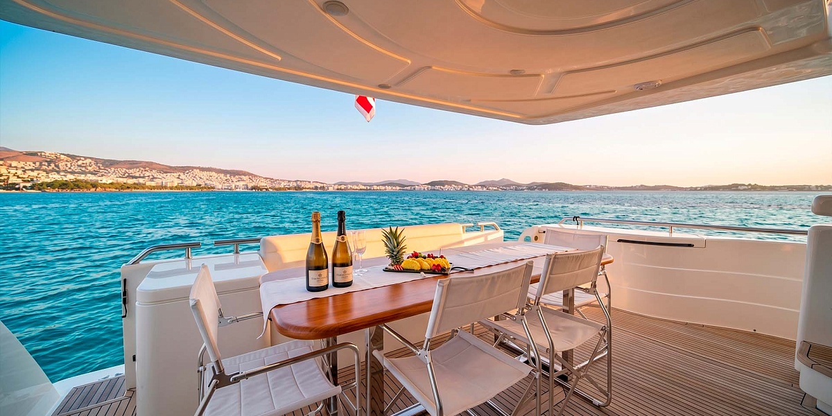Аренда яхты Ferretti 68 на Миконосе - обеденный стол на корме