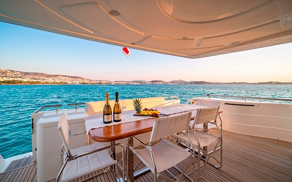 Аренда яхты Ferretti 68 на Миконосе - обеденный стол на корме
